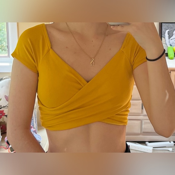 Bebe Yellow Crossed Crop-Top - Picture 1 of 4